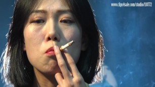Lulu Smoking