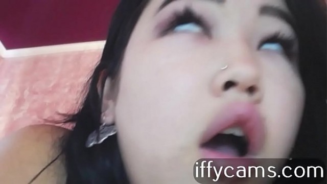 Asiatic with vibrator blocked in the vagina scream of pain